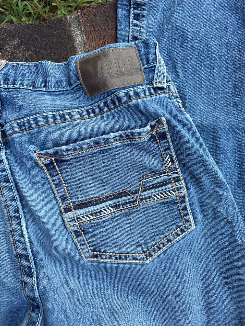 Ariat M5 slim straight Medium wash distressed  blue Jeans size 33 x 36 - Picture 2 of 5
